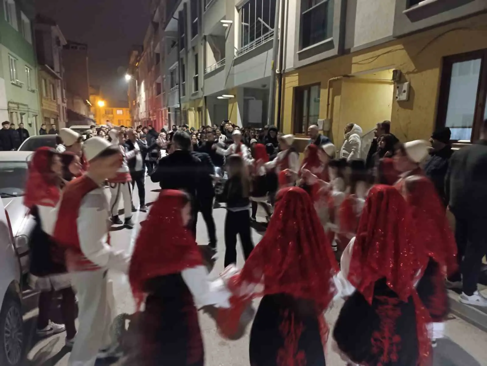 Bursa’nın İnegöl ilçesinde, ramazan ayının ruhunu yaşatmak amacıyla vatandaşlar sahura