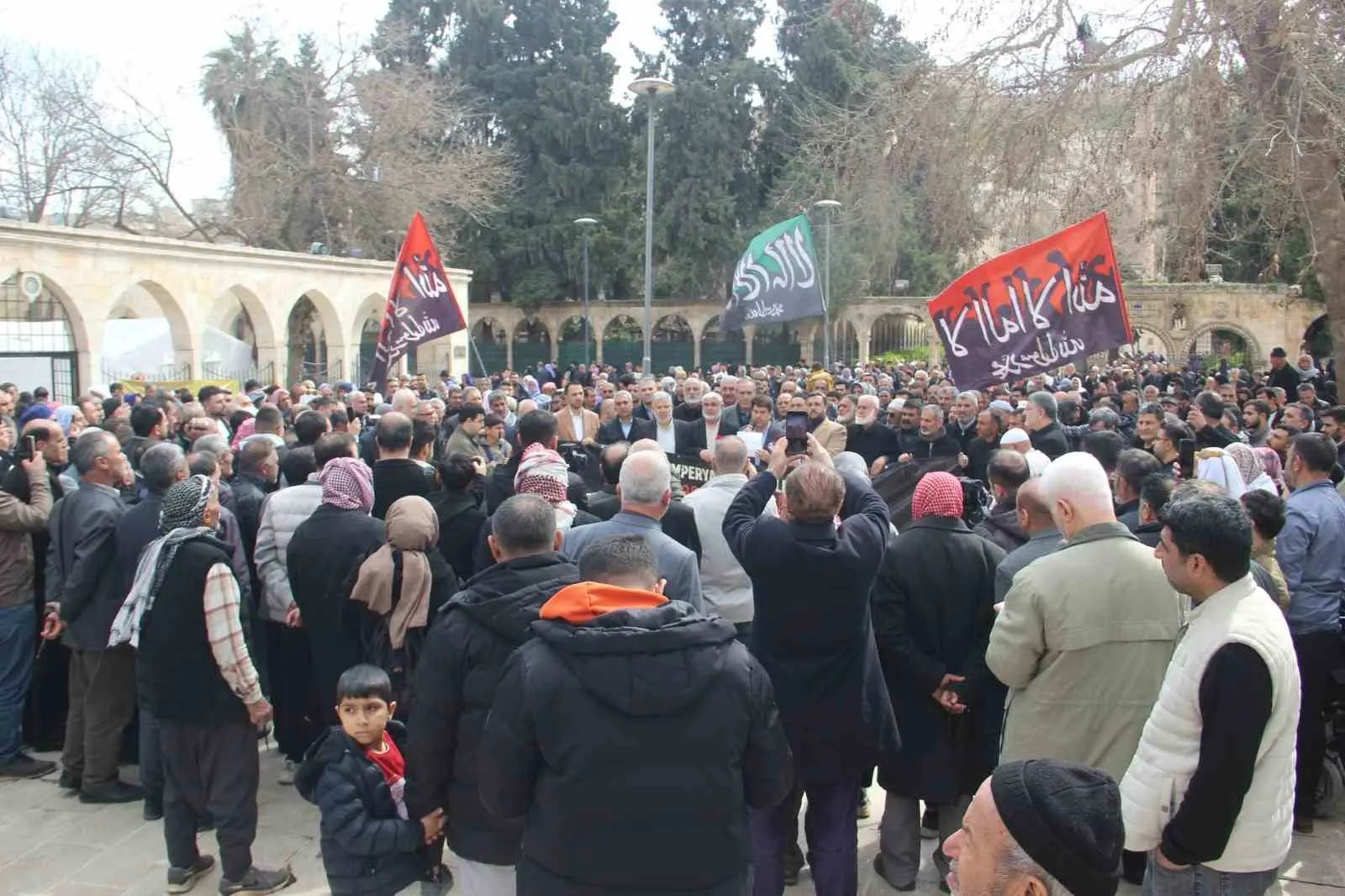Şanlıurfa’da sivil toplum kuruluşları öncülüğünde bir araya gelen grup, ABD
