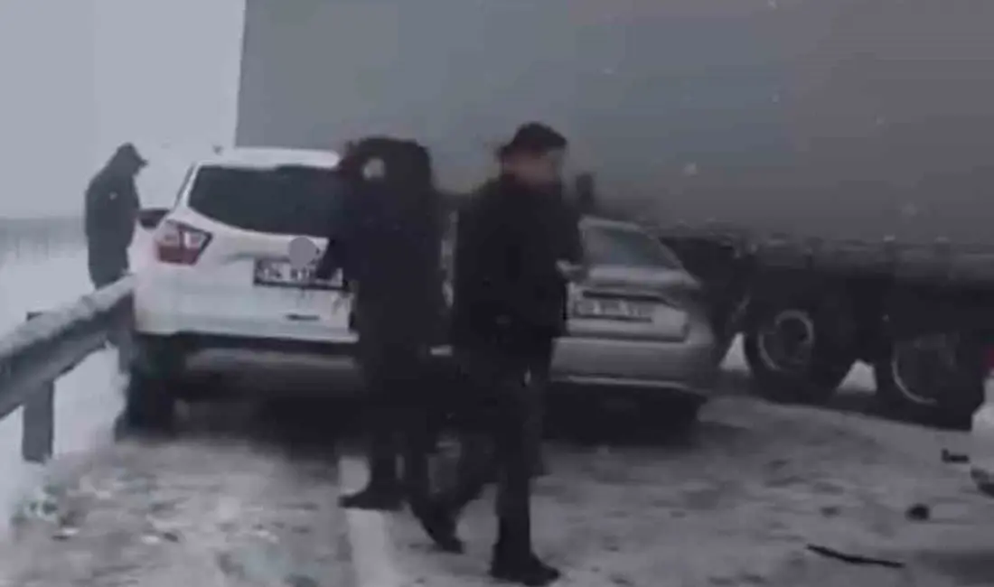 Şanlıurfa’nın Siverek ilçesi ile Diyarbakır arasındaki karayolunda yoğun kar yağışı