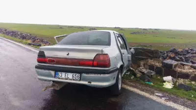 Şanlıurfa’nın Siverek ilçesinde otomobilin köprü duvarına çarpması sonucu meydana gelen