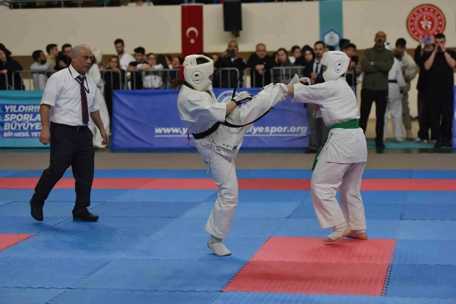 Spor alanındaki yatırım, proje ve başarılarıyla Bursa’ya örnek olan Yıldırım