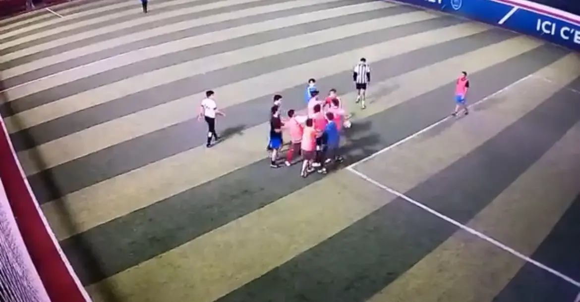 Bursa’nın Nilüfer ilçesinde halı saha maçı yapan iki takım arasında