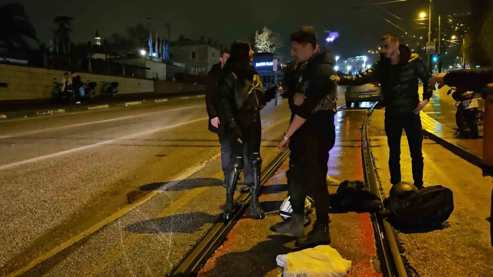 Bursa’da çukurdan su birikintisi diyerek geçmek isteyen motosikletli yere kapaklandı.