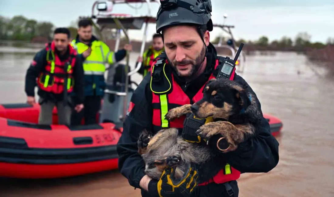 Bursa’nın Karacabey ilçesinde meydana gelen su taşkınında bağ evinde mahsur