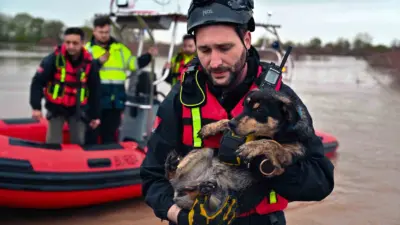 Bursa’nın Karacabey ilçesinde meydana gelen su taşkınında bağ evinde mahsur