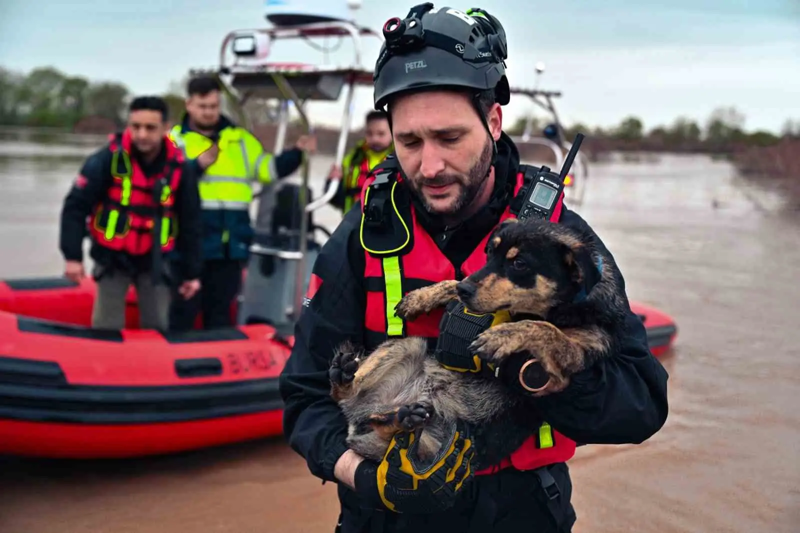Bursa’nın Karacabey ilçesinde meydana gelen su taşkınında bağ evinde mahsur