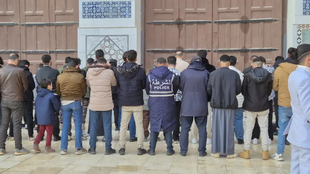 Suriye’de Müslümanlar, başkent Şam’daki tarihi Emevi Camii’nde Esad rejimi sonrası