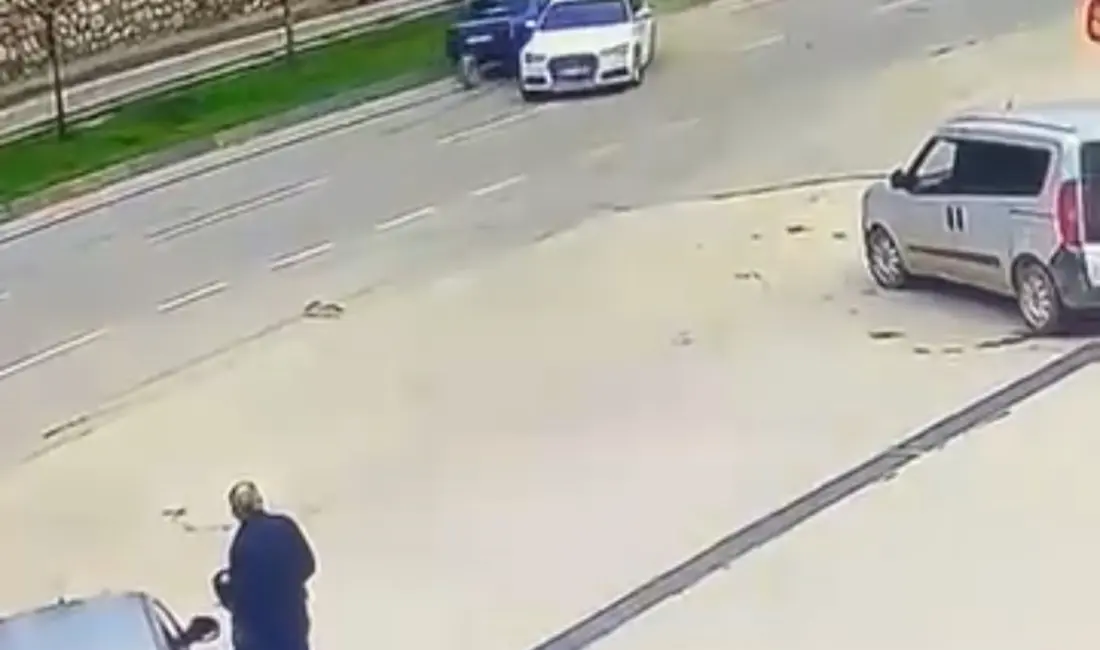 Bursa’da park halindeki bir otomobil, el freni çekilmeyince bir süre