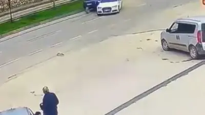 Bursa’da park halindeki bir otomobil, el freni çekilmeyince bir süre