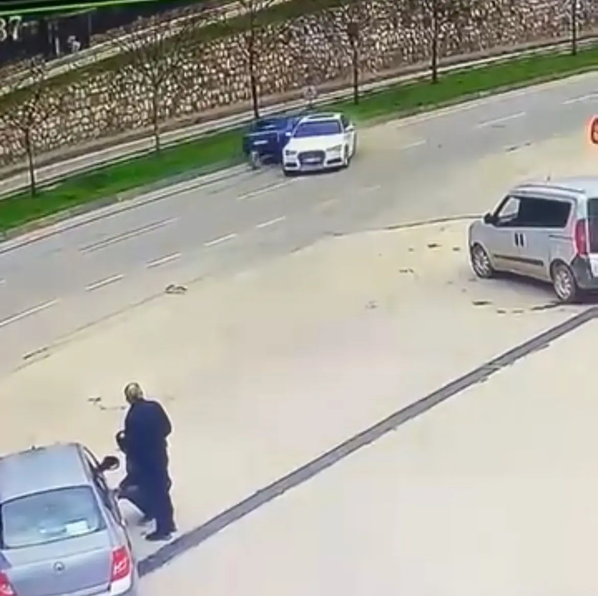 Bursa’da park halindeki bir otomobil, el freni çekilmeyince bir süre