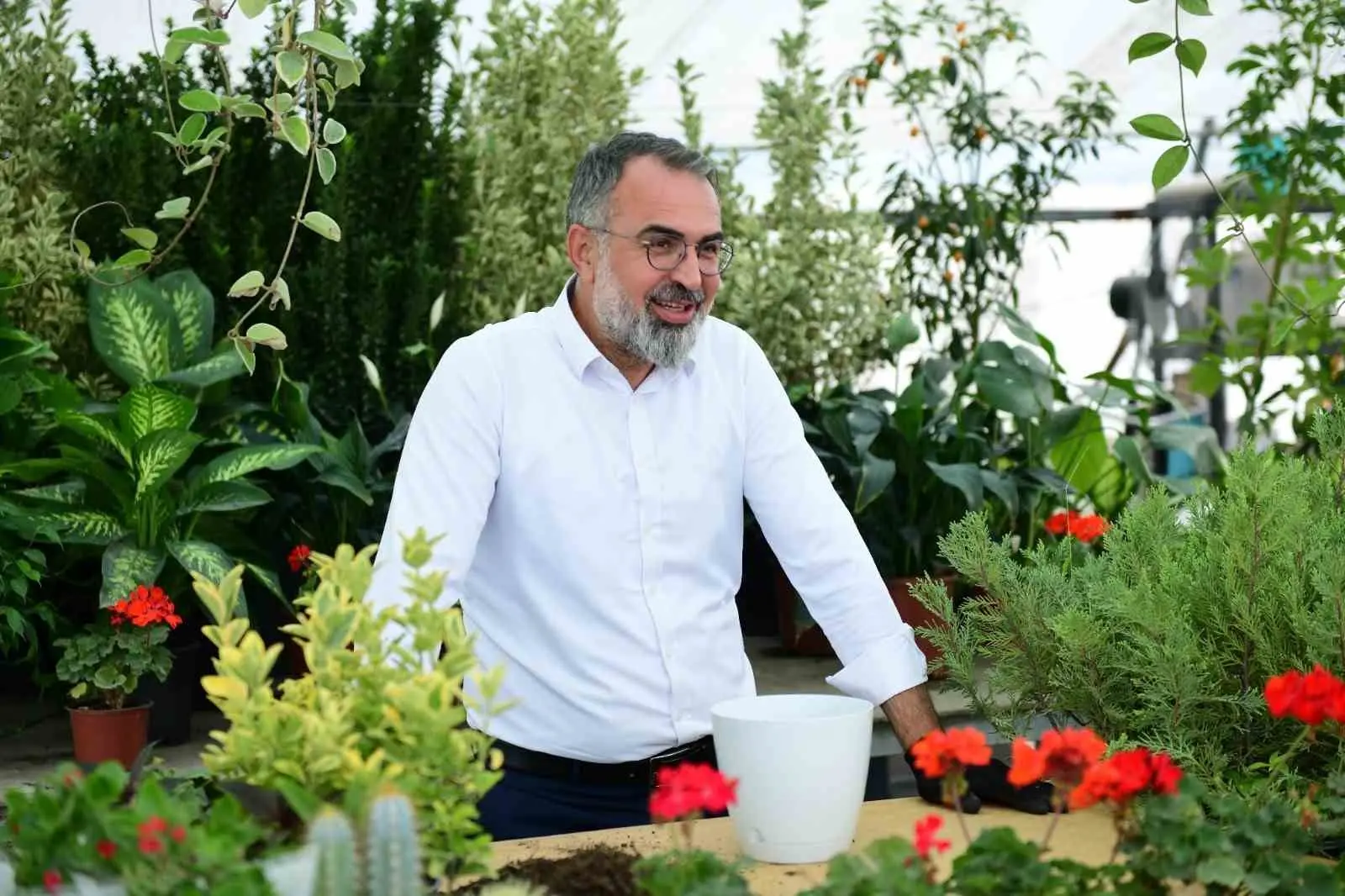 Kestel Belediyesi, ilçede faaliyet gösteren süs bitkileri üreticilerine yönelik destek