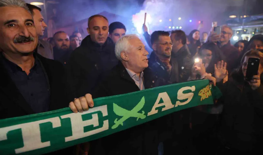 Bursa Büyükşehir Belediye Başkanı Mustafa Bozbey, Ramazan’ın bereketini Abdal Meydanı’nda