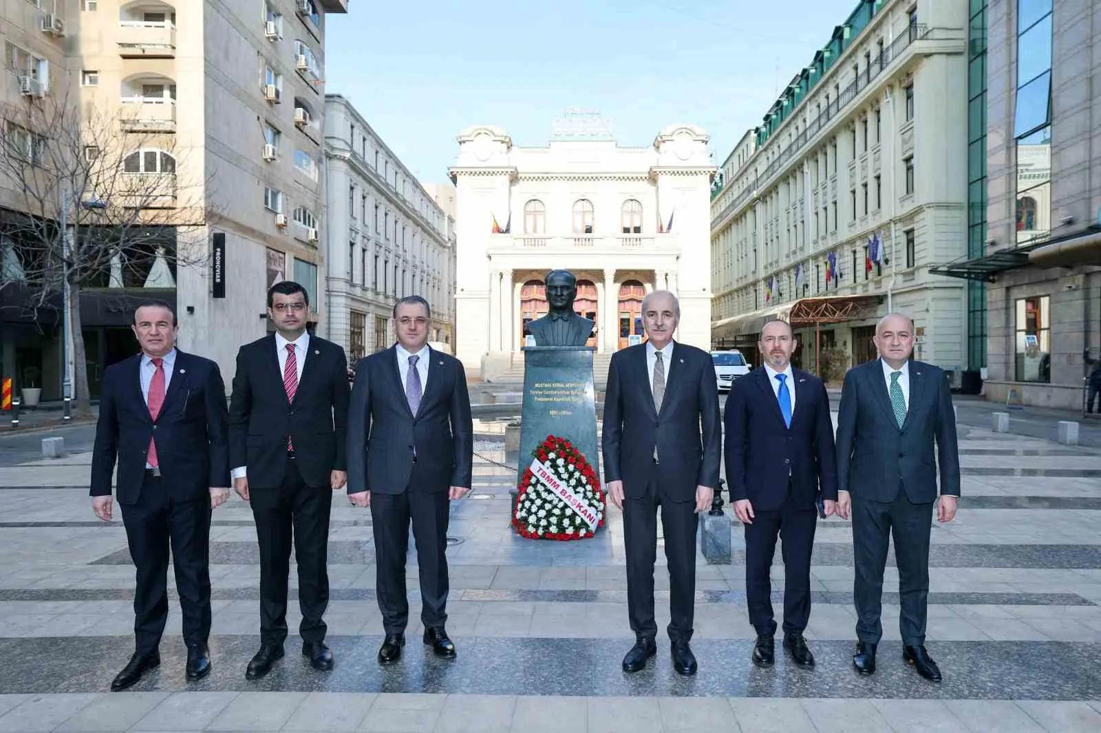 TBMM Başkanı Numan Kurtulmuş, resmi ziyaret gerçekleştirdiği Romanya’da Atatürk Anıtı’nı