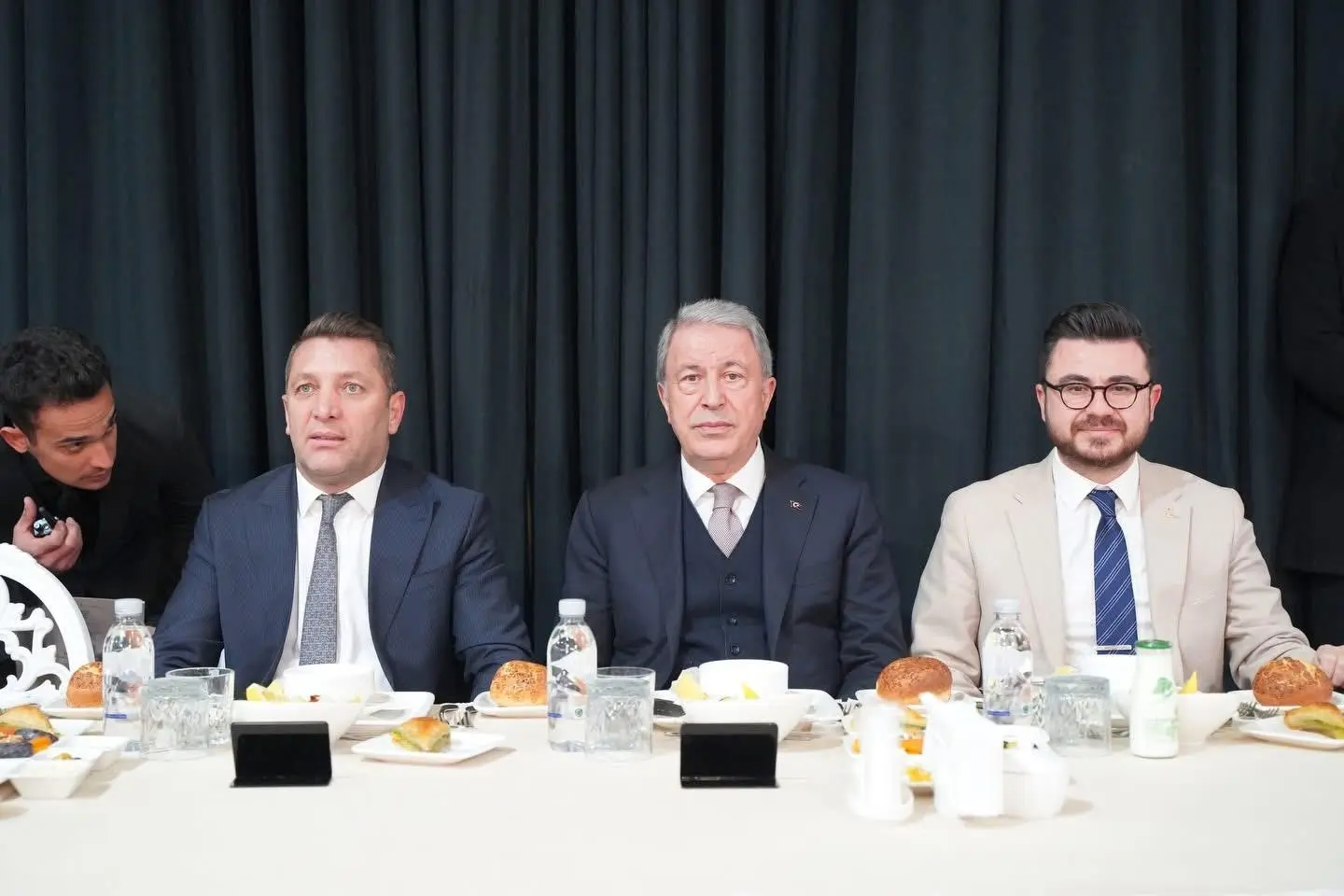 Kayseri’de Kayseri Sivaslılar Federasyonu tarafından düzenlenen iftarda programında Sivaslılar bir