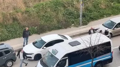 Bursa’nın Yıldırım ilçesinde bir otomobil sürücüsü, tartıştığı motosiklet sürücüsüne aracından