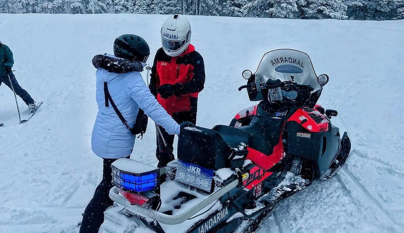 Bursa’nın Uludağ ilçesinde etkili olan sis ve kar yağışı nedeniyle