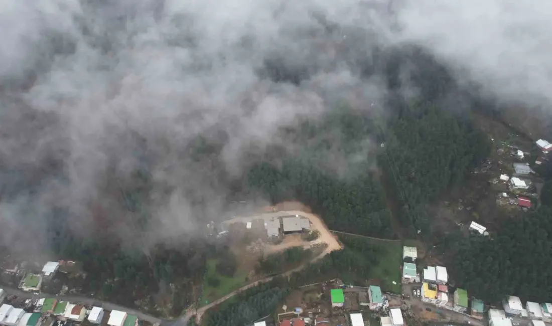 Bursa’da Uludağ’dan şehir merkezine doğru inen sis tabakası kentin birçok