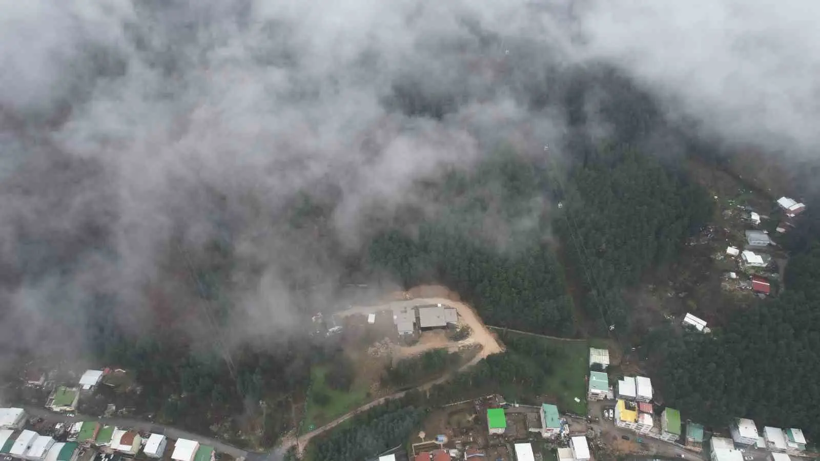 Bursa’da Uludağ’dan şehir merkezine doğru inen sis tabakası kentin birçok