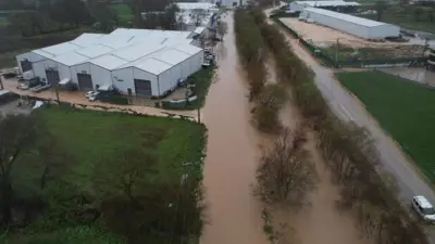 Bursa’nın Nilüfer ilçesi Ürünlü mahallesindeki Ürünlü deresi taştı, araçlar fabrika