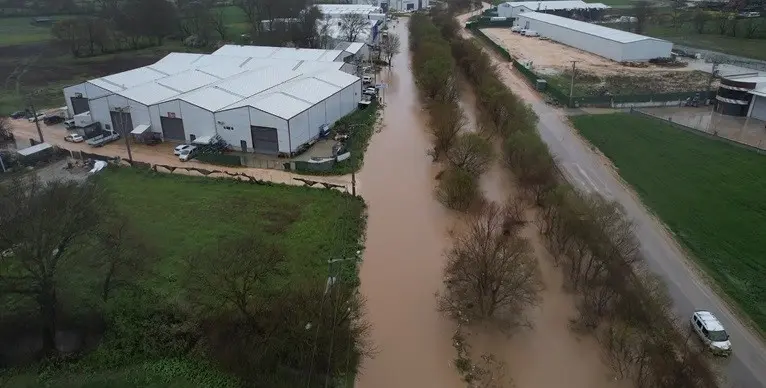 Bursa’nın Nilüfer ilçesi Ürünlü mahallesindeki Ürünlü deresi taştı, araçlar fabrika