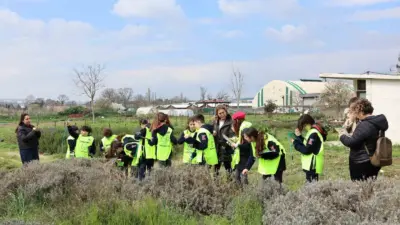 Nilüfer Belediyesi’nin “Bostan Kaşifleri” projesiyle toprakla bağ kuran 15 öğrenci,