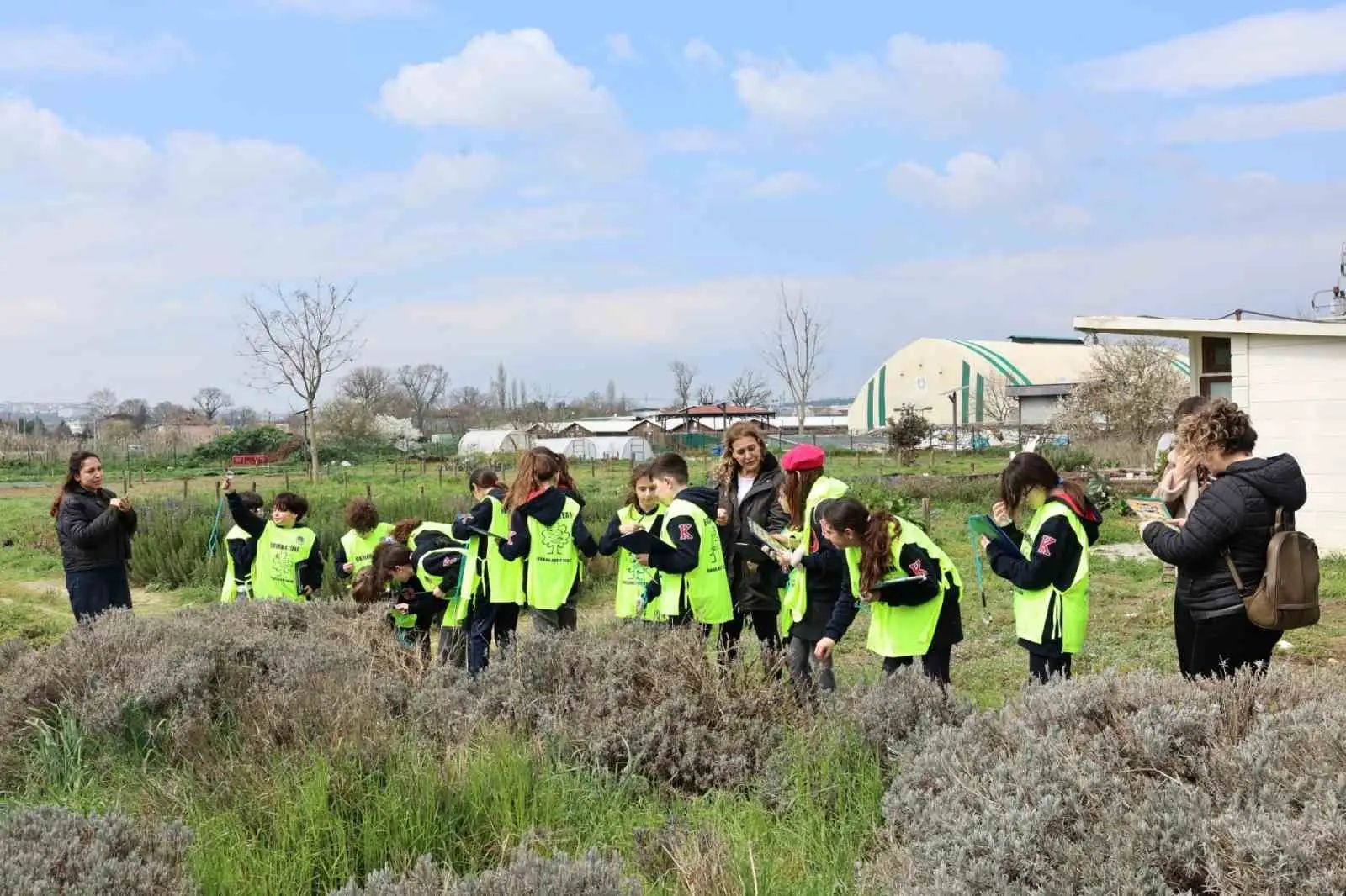 Nilüfer Belediyesi’nin “Bostan Kaşifleri” projesiyle toprakla bağ kuran 15 öğrenci,
