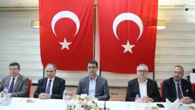 Uşak’ta protokol üyeleri düzenlenen bayramlaşma töreninde buluştu. Hasbahçe Polisevi’nde gerçekleştirilen