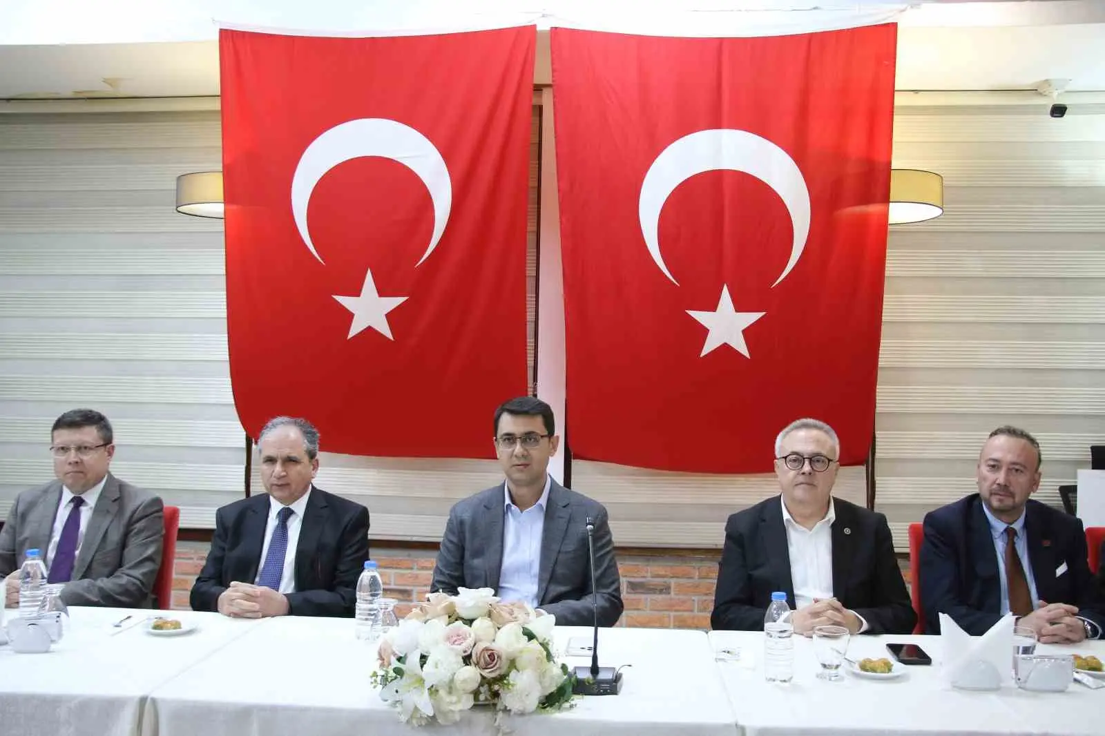 Uşak’ta protokol üyeleri düzenlenen bayramlaşma töreninde buluştu. Hasbahçe Polisevi’nde gerçekleştirilen