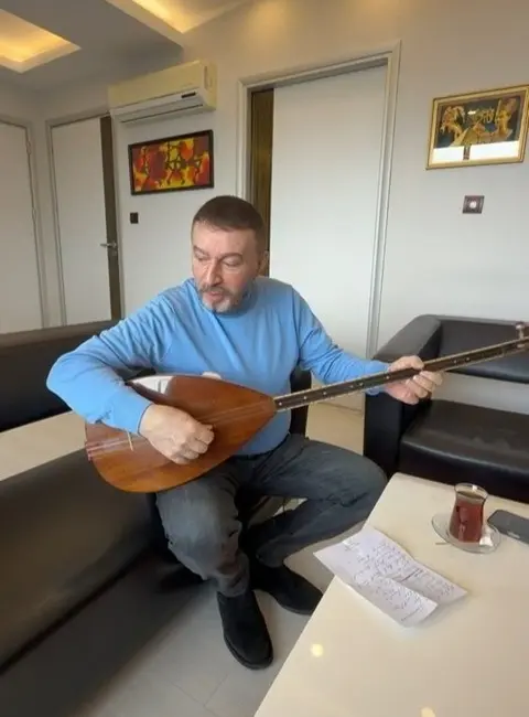 -“Uzaylı Mustafa” lakabıyla tanınan türkücü Mustafa Topaloğlu, Samsun’da ziyaret ettiği