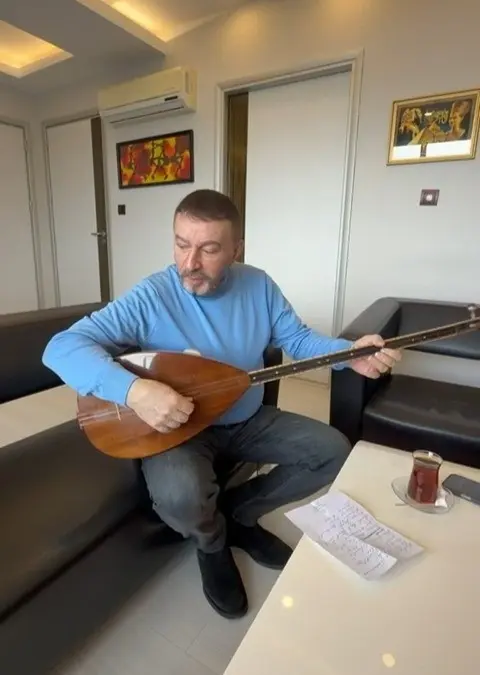 -“Uzaylı Mustafa” lakabıyla tanınan türkücü Mustafa Topaloğlu, Samsun’da ziyaret ettiği