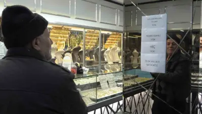 Bursa’da altın fiyatlarının düşmesiyle birlikte kuyumcularda yoğunluk yaşandı. Yoğun talep