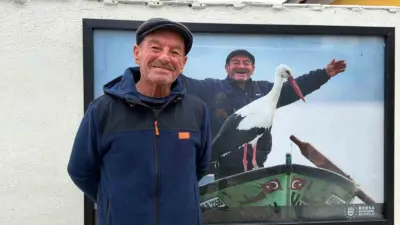 Bursa’da Yaren leylek ile kurduğu dostlukla tanınan balıkçı Adem Yılmaz,