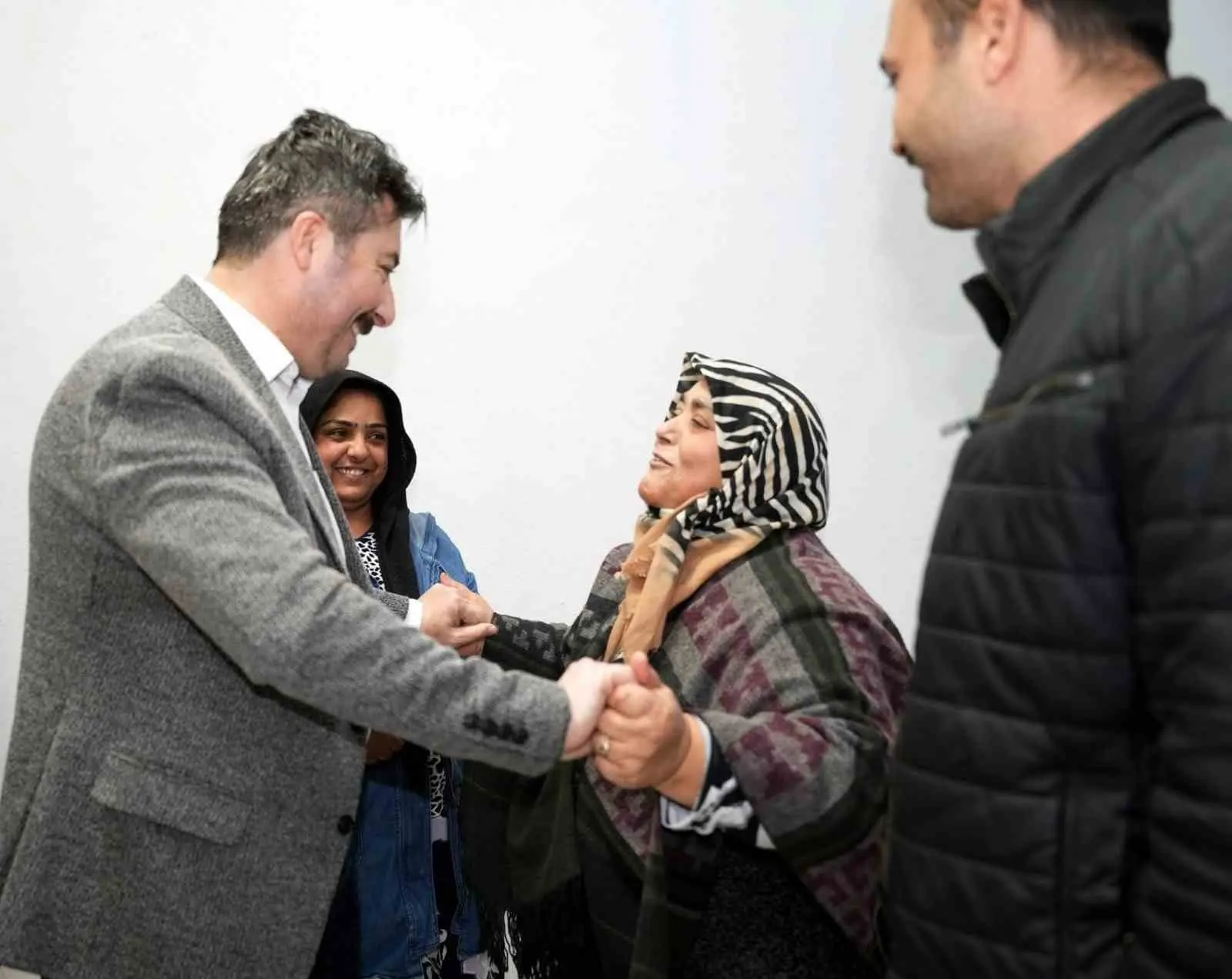 Yenişehir Belediye Başkanı Ercan Özel, vatandaşlarla sürekli bir araya gelerek