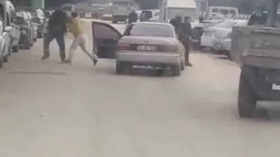 Bursa’da iki sürücünün yol ortasında yumruk yumruğa kavga ettiği anlar