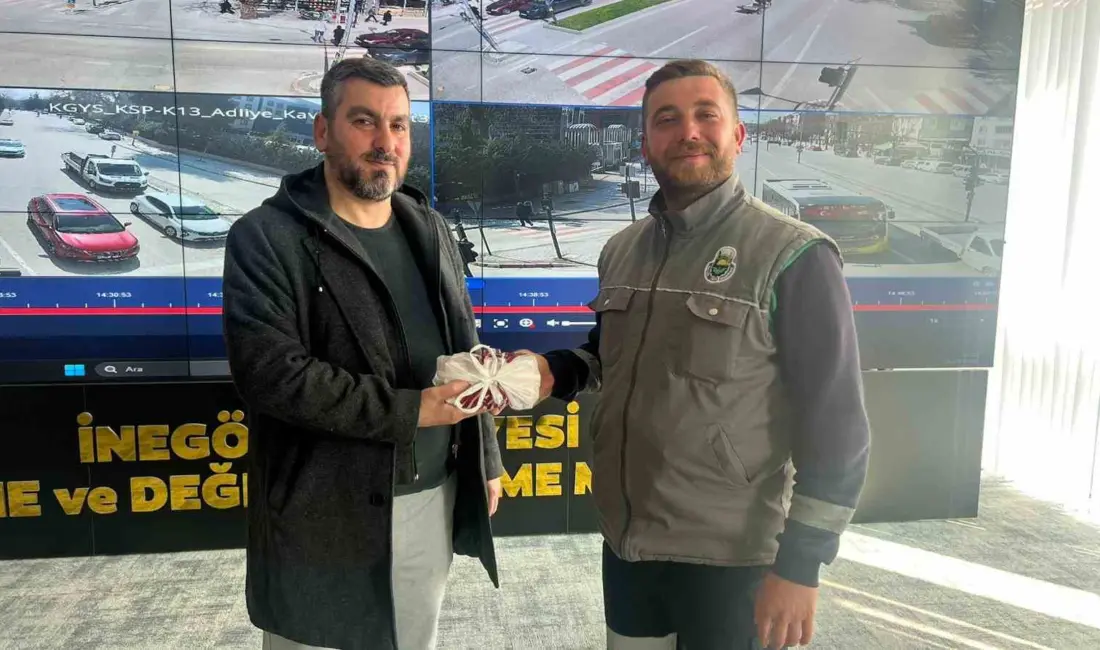 İnegöl’de elektrikli scooter ile seyir halindeyken çantasını düşüren bir vatandaşın