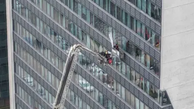 Bursa’da 22 katlı özel hastanenin dış cephe camlarını silen 2