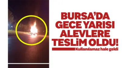 Bursa’da park halindeki otomobil, gece saatlerinde alevlere teslim oldu. İtfaiye