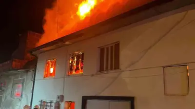 Bursa’nın Yenişehir ilçesinde 2 katlı bir evde çıkan yangında 30
