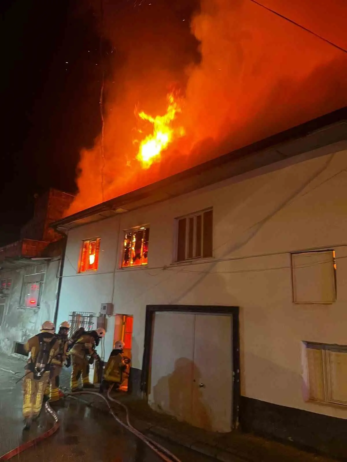 Bursa’nın Yenişehir ilçesinde 2 katlı bir evde çıkan yangında 30