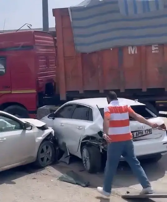 Bursa’nın İnegöl ilçesinde 3 otomobil ile kamyonun karıştığı zincirleme kazada