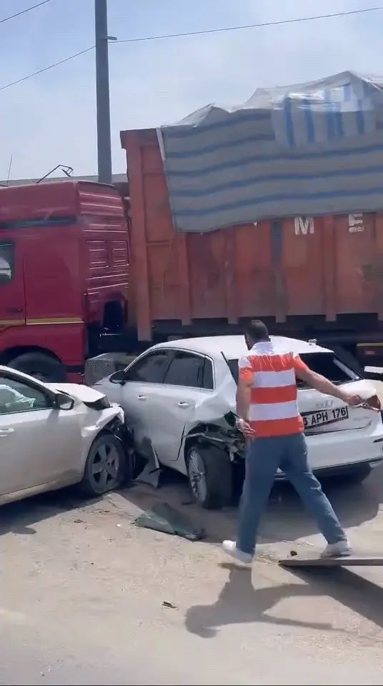 Bursa’nın İnegöl ilçesinde 3 otomobil ile kamyonun karıştığı zincirleme kazada