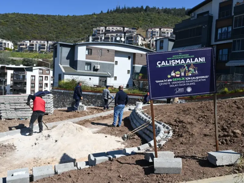 Gemlik Belediyesi Park ve Bahçeler Müdürlüğü ekipleri, ilçe genelinde yürüttükleri