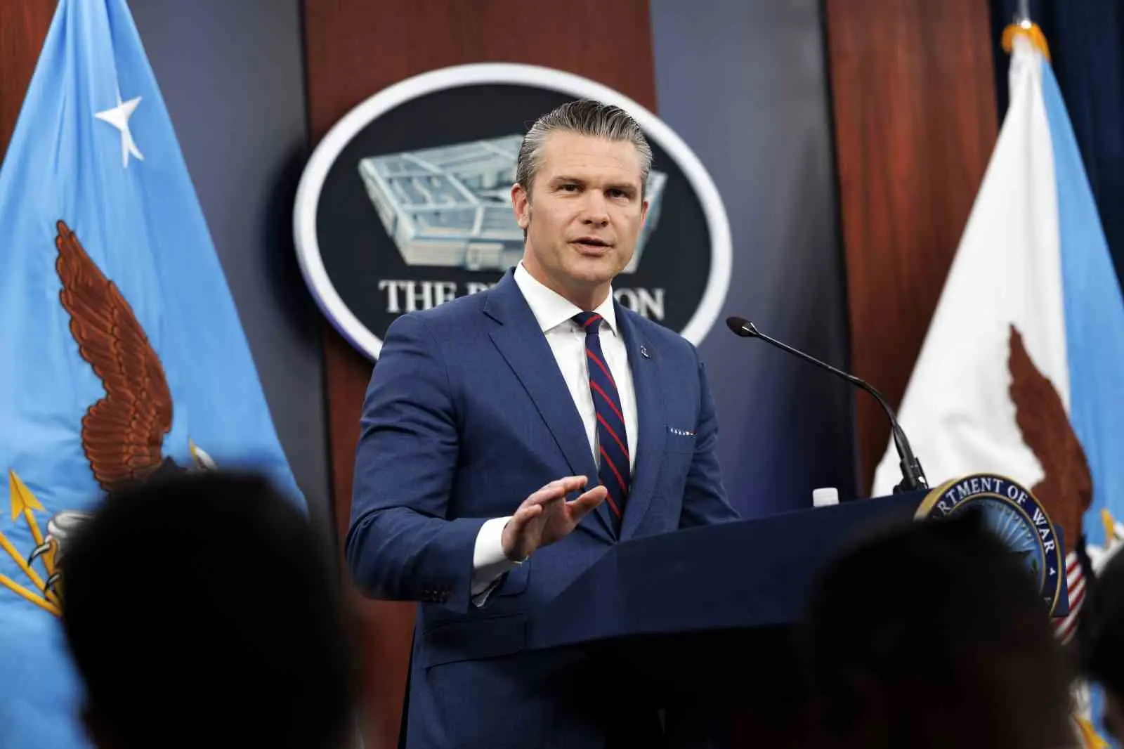ABD Savunma Bakanı Pete Hegseth düzenlediği basın toplantısında, “Eğer İran