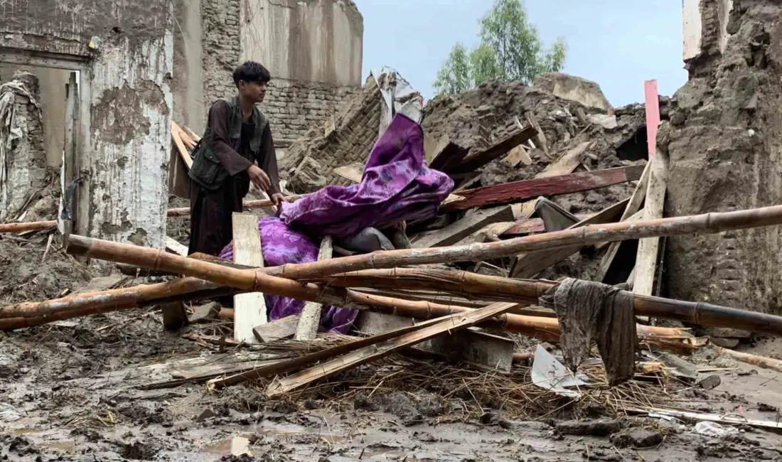 Afganistan’da etkisini sürdüren şiddetli yağışların yol açtığı sellerde hayatını kaybedenlerin
