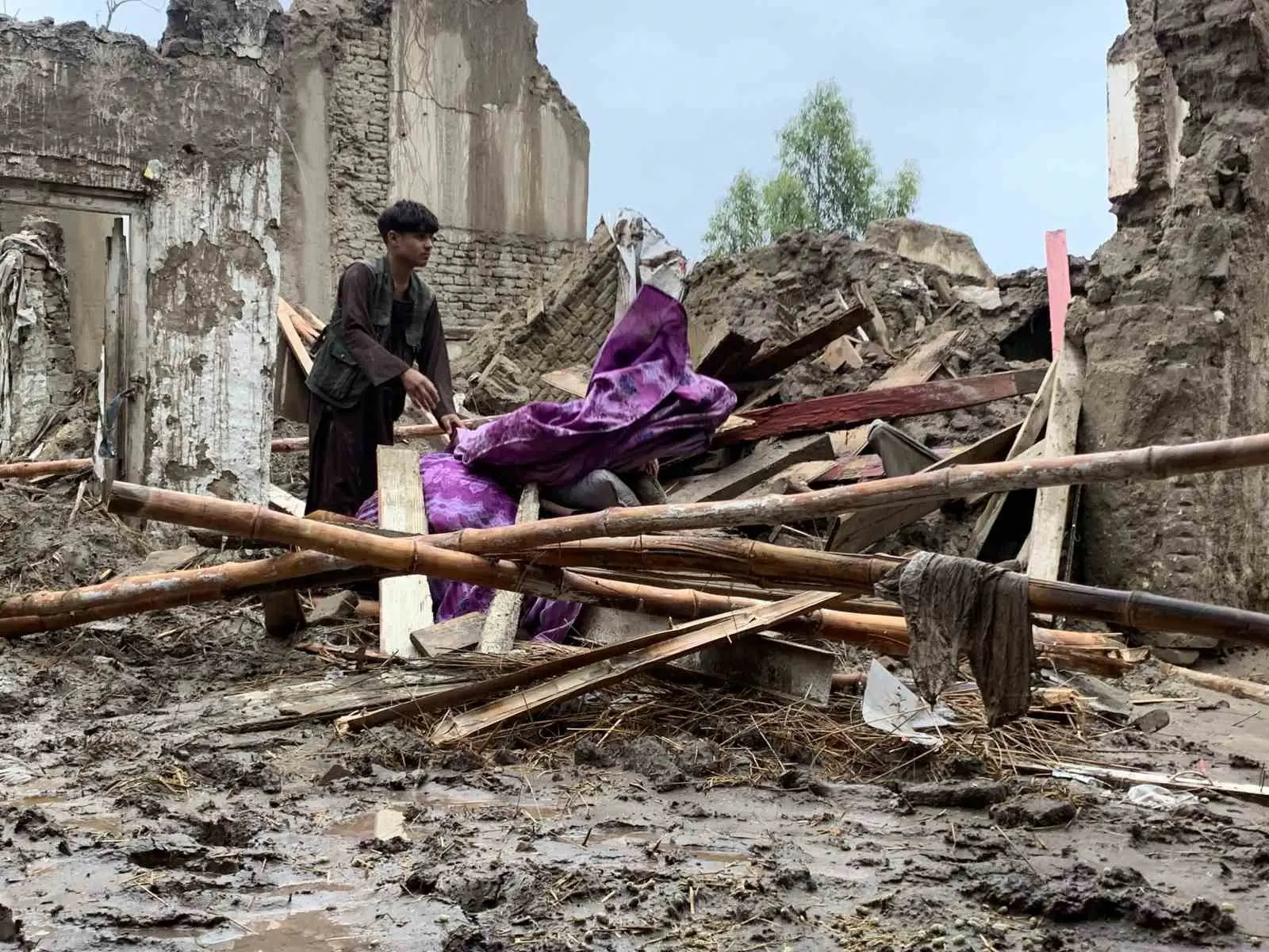 Afganistan’da etkisini sürdüren şiddetli yağışların yol açtığı sellerde hayatını kaybedenlerin