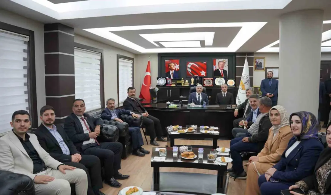 AK Parti Adıyaman Milletvekilleri İshak Şan ve Mustafa Alkayış, beraberlerindeki