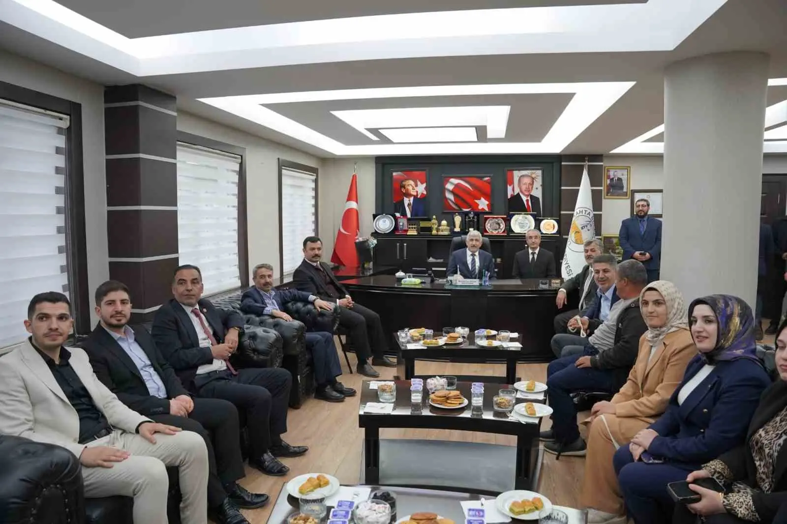 AK Parti Adıyaman Milletvekilleri İshak Şan ve Mustafa Alkayış, beraberlerindeki