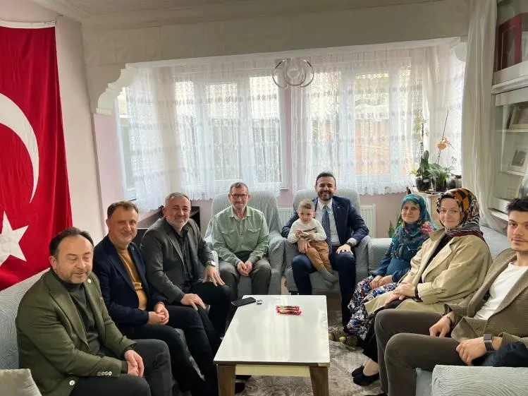 Bilecik’in Osmaneli ilçesinde AK Parti heyeti, Şehit Osman Er’in ailesini
