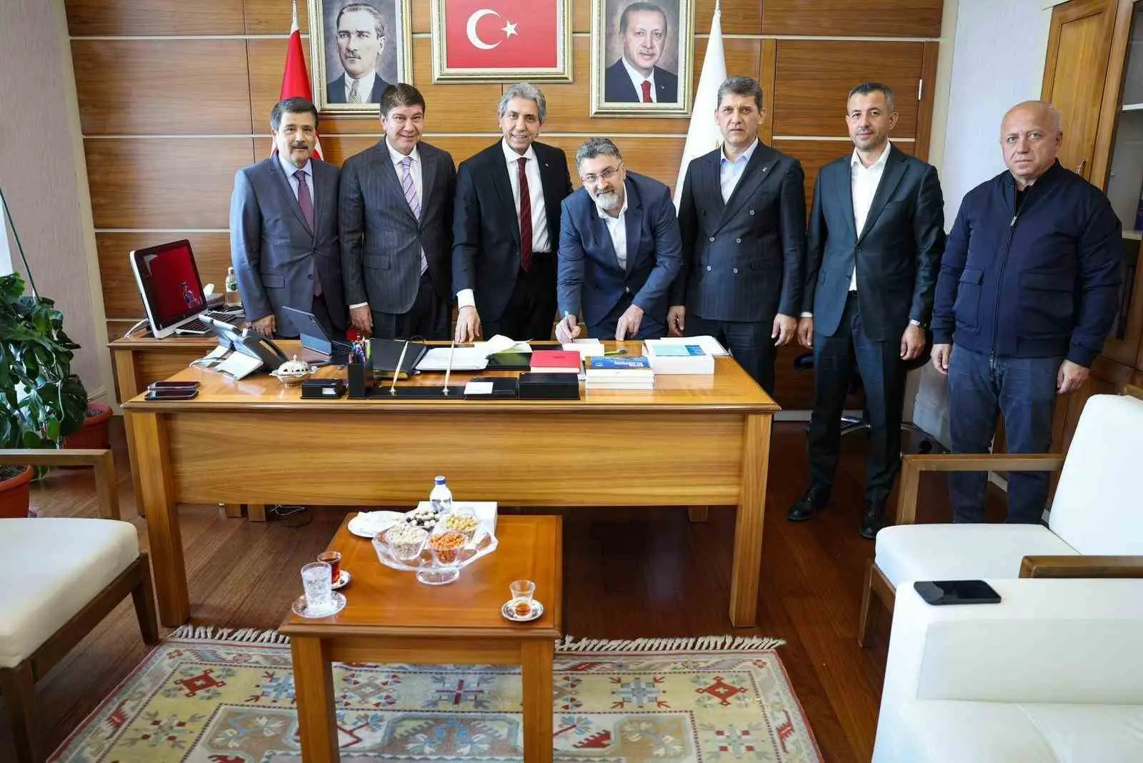 Adalet ve Kalkınma Partisi’ne (AK Parti) katılan Serik Belediye Başkanı