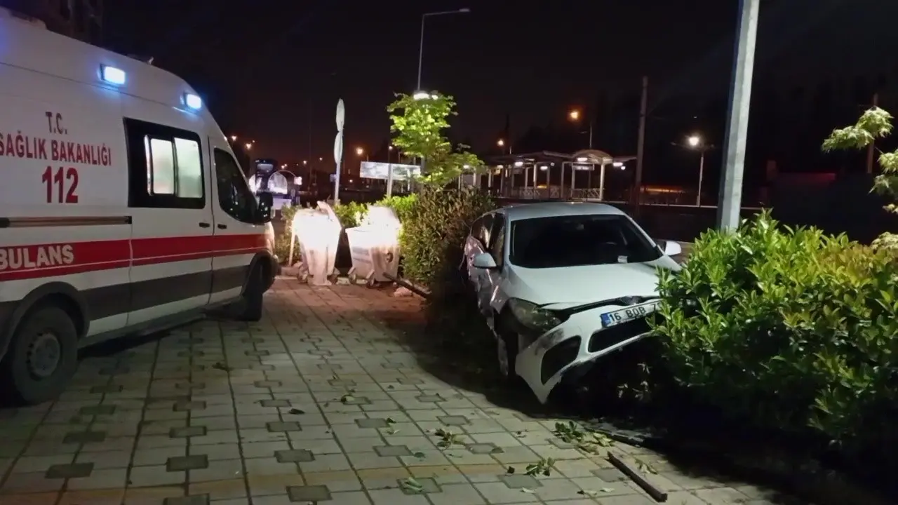 Bursa’da alkollü sürücünün neden olduğu kazada 2 araç hurdaya döndü,